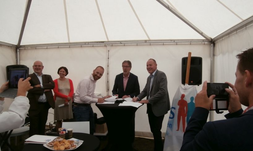 Ondertekening Convenant Jeugdcultuurfonds Vlissingen en Veere in 2017 door Wethouder Stroosnijder (Vliss) en Wethouder Maas (Veere)